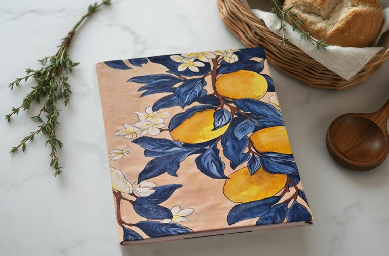 Ζωγραφική σε Ύφασμα: Πώς Ένα Παλιό Σεντόνι με Λεμόνια Μετατράπηκε σε Χειροποίητο Τετράδιο Συνταγών