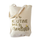 βαμβακερή tote bag με το μήνυμα back to routine back to creativity
